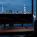 Bàn giao dịch Tokyo trước phiên Á 01/09 nhìn ra skyline Nhật